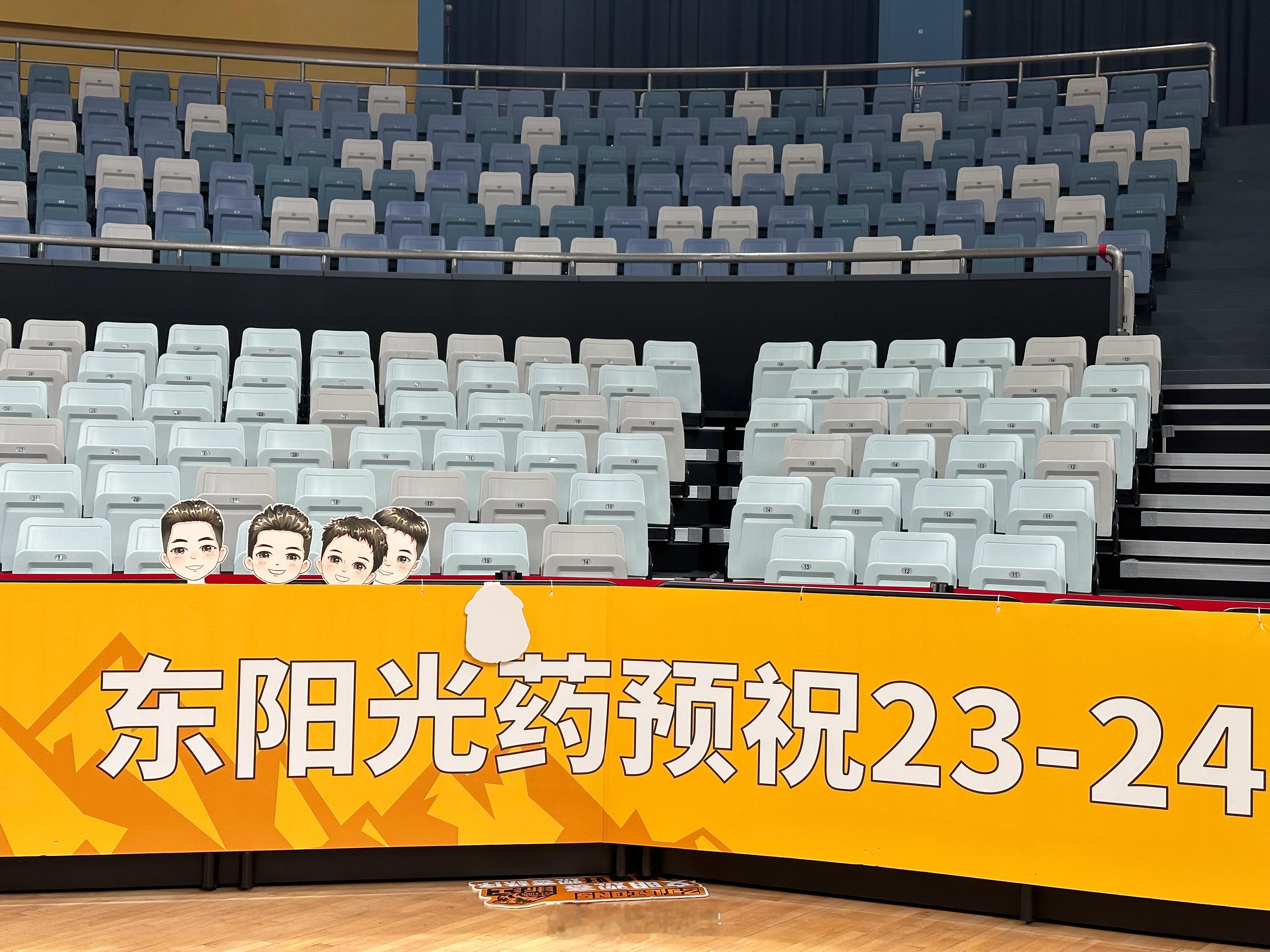 所以...这是谁的立牌这么可怜[允悲]#cba炫时刻##新疆男篮##小卢篮球世界