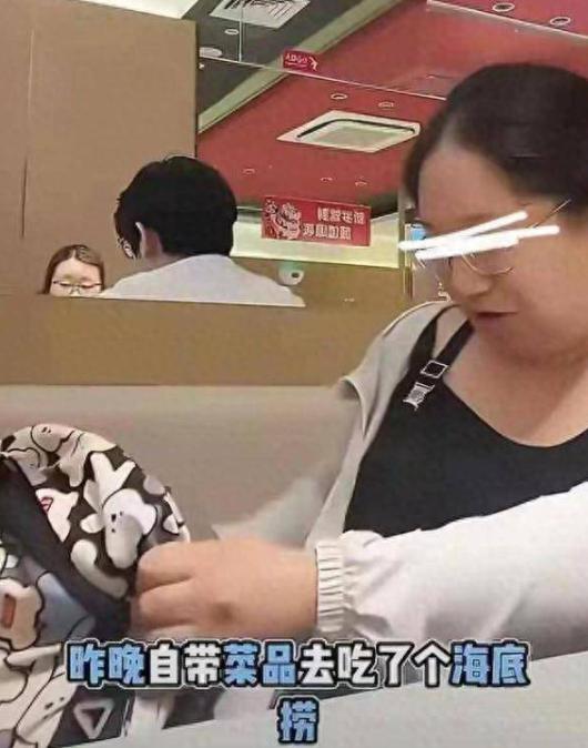 "这样做合理吗？"一家三口到海底捞吃饭，女子几乎不点店内菜品，反倒从包里拿出提前