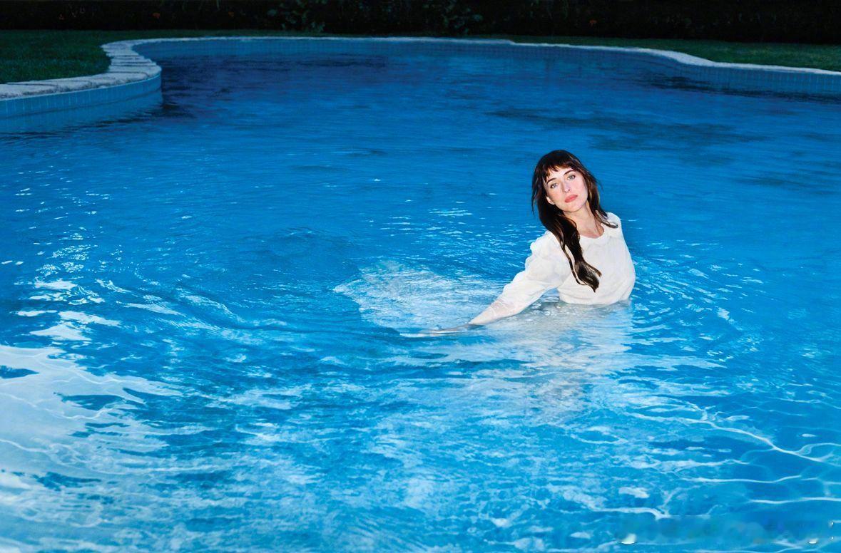 美国版 VOGUE 十月刊第三张封面释出，由演员 Dakota Johnson 
