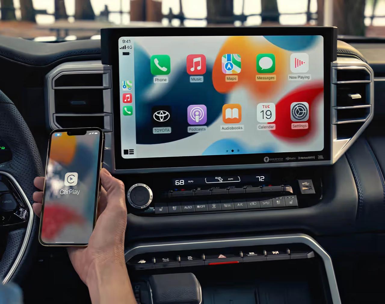 CarPlay之争，真正抢的是车里的入口。
今天刷到一篇文章，作者说自己不会买不