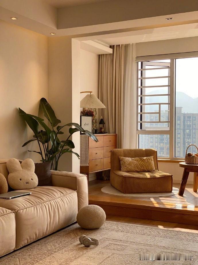 房价下跌那么多，国内的生活质量却还是那么高，还是靠国内的产业升级成功了。
以前日