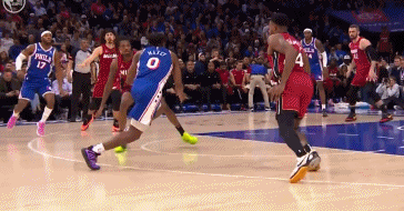 NBA赛场之马克西空中思考，右手助攻左手！
  这个球真的是充满想象力了。先飞起