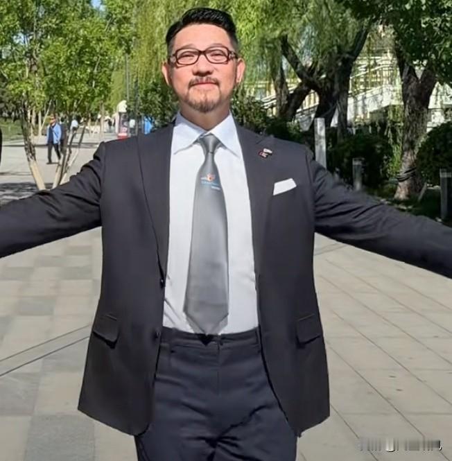 法拉利老了还是法拉利，但网上到处都是他在各个场合的舞姿，让人产生审美疲劳。

他