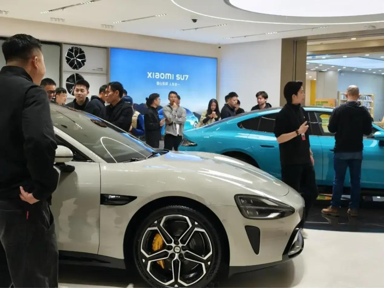 今天小米su7品鉴，场面那叫一个火热
门店水泄不通
为了看车，排起了长龙
店员: