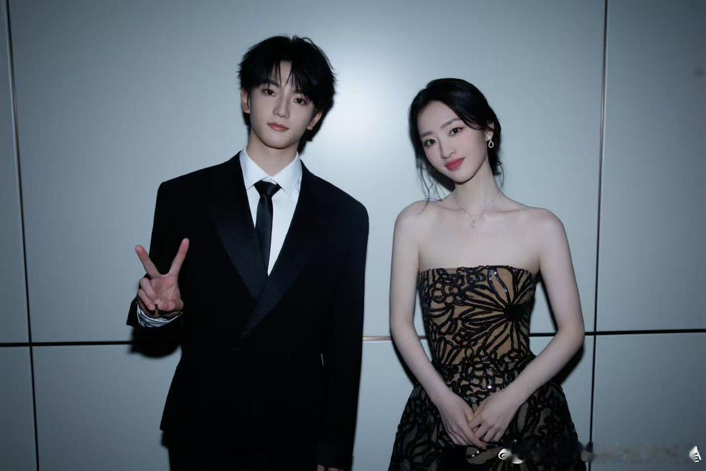 少年感与少女感的完美同框！? 穆祉丞晒出与邓恩熙的合照，两个阳光开朗的人在一起，