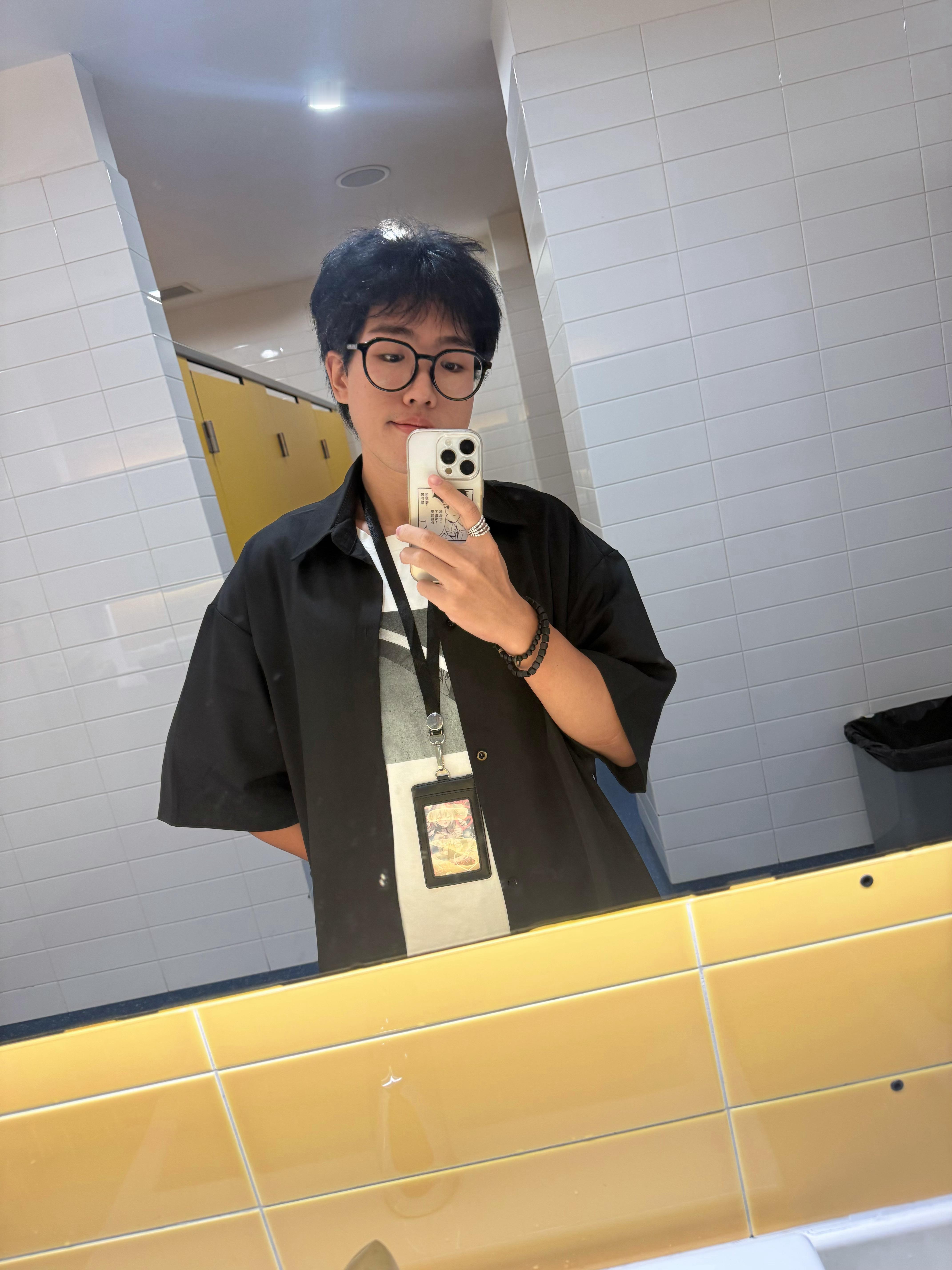 依旧厕所自拍 依旧嘴唇发紫 这班是真上不下去了 