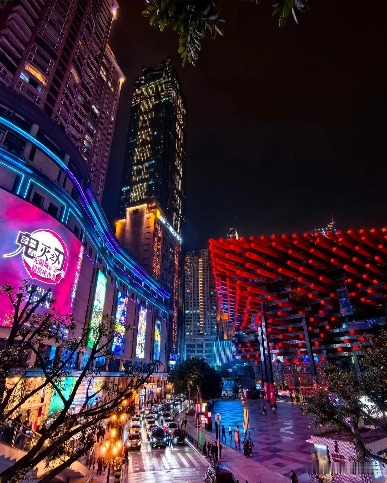 武汉的夜景和重庆的夜景都很值得去深度逛逛。