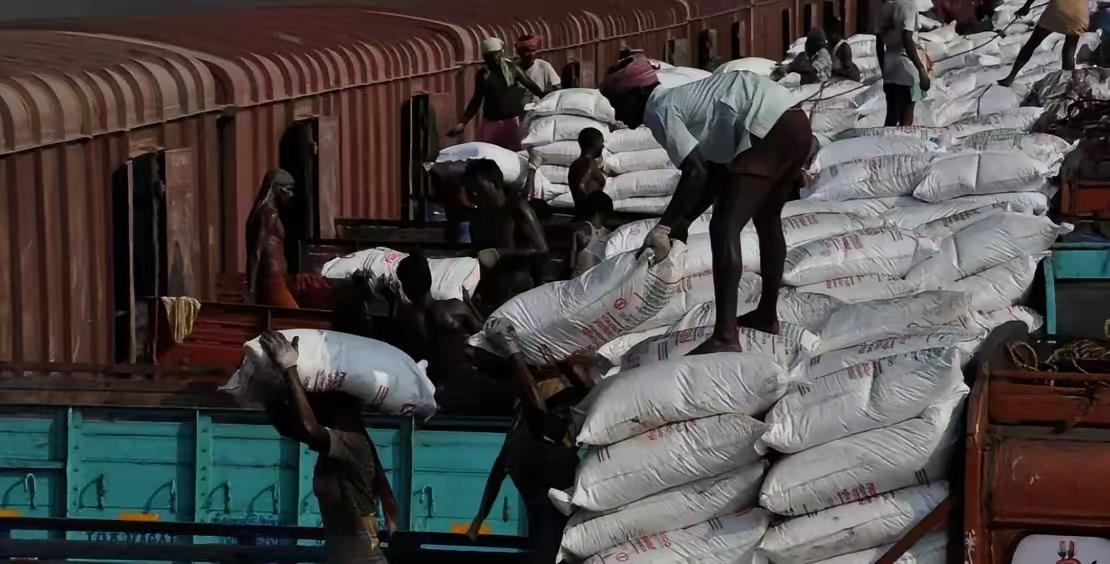 印度紧急向中国求援尿素，欧美多国等着看北京回应，没想到新德里又翻脸了！
据彭博社