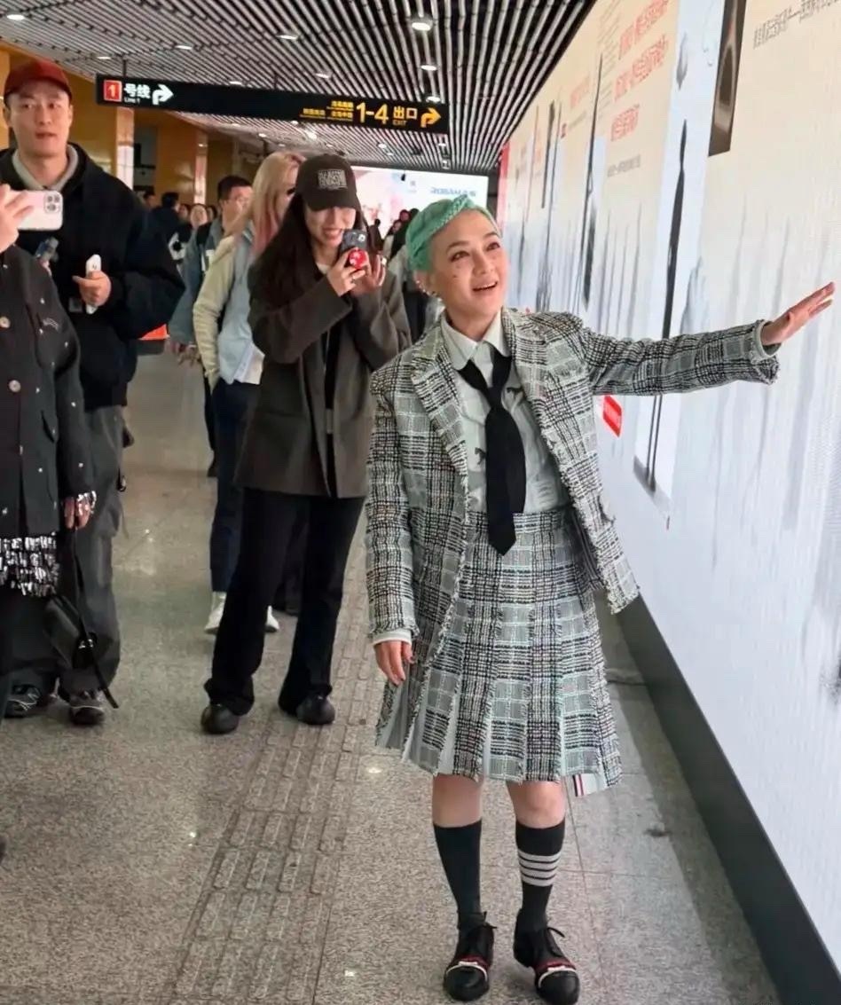 这是范晓萱吗？学院风套裙+绿色编发，看着又老又年轻的！不知道是妆容效果，还是脸上