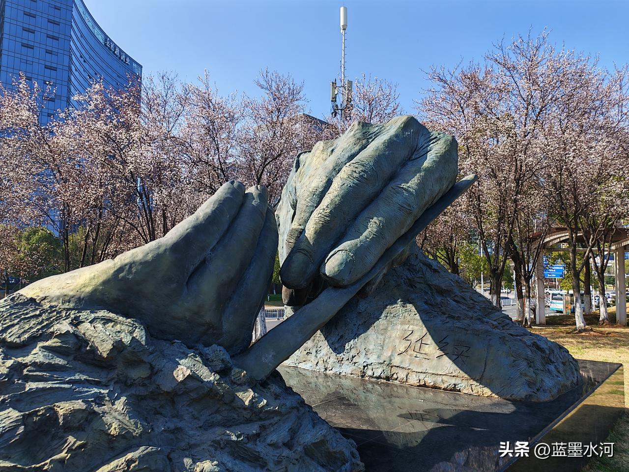 赞美一双勤劳的手，创造延续

阳光把青铜的温度，
镀在这双勤劳的手上。
笔锋，从