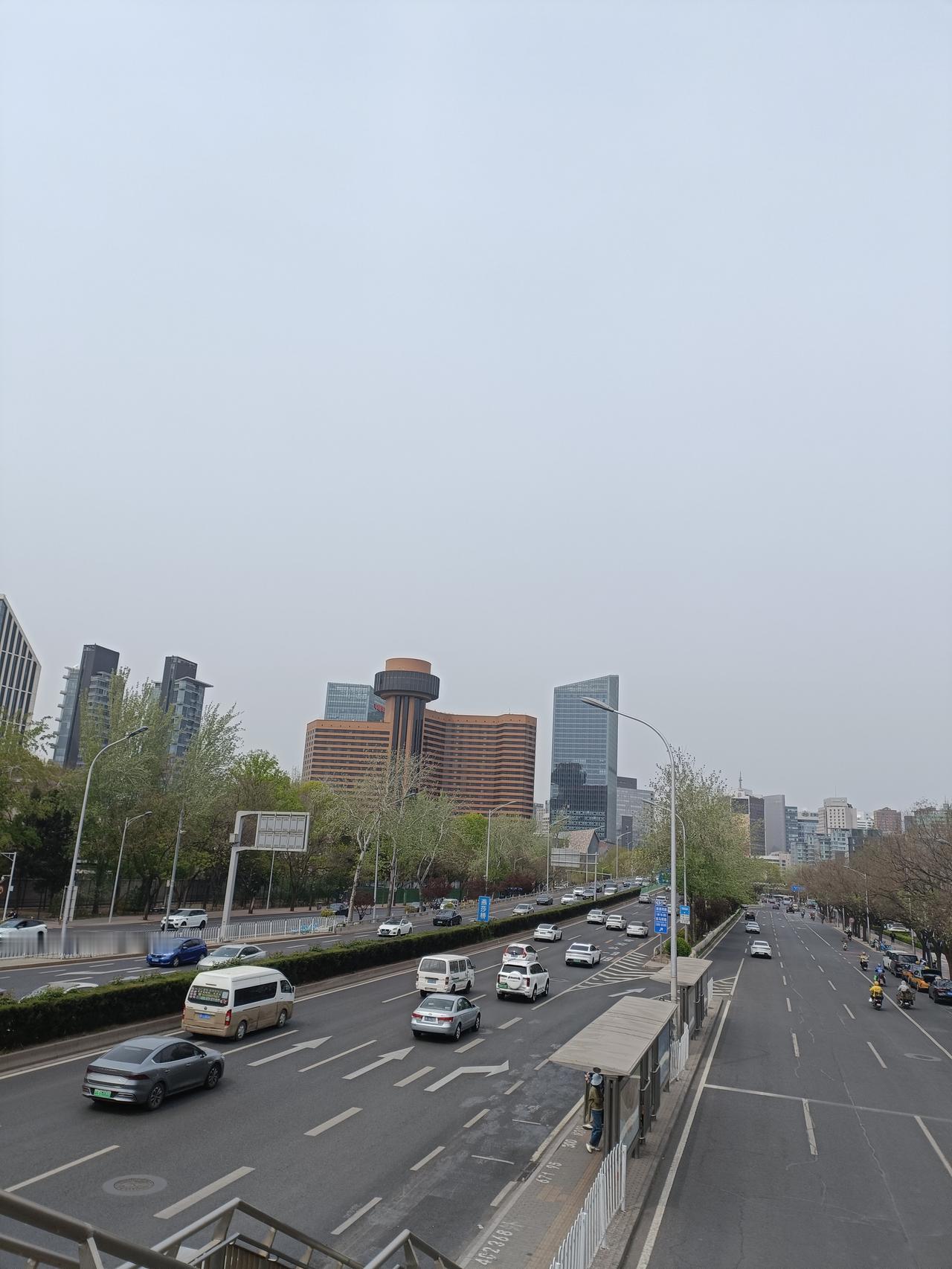 晒图笔记大赛 在城市的大道上，穿梭的车流就像一条条流动的河。就像福州的荆溪大道，