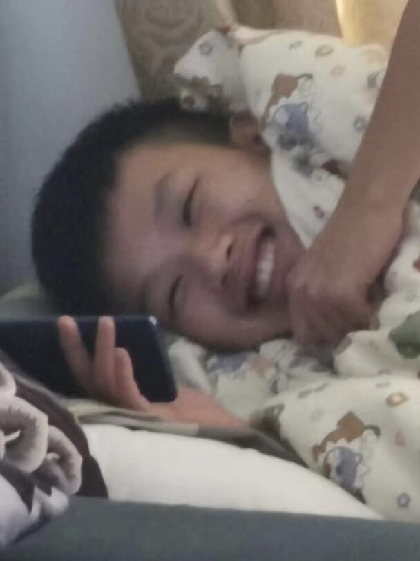 短剧真的容易上头，有人错过下电梯，有人熬到深夜不肯睡。剧情抓人固然好看，但别被碎