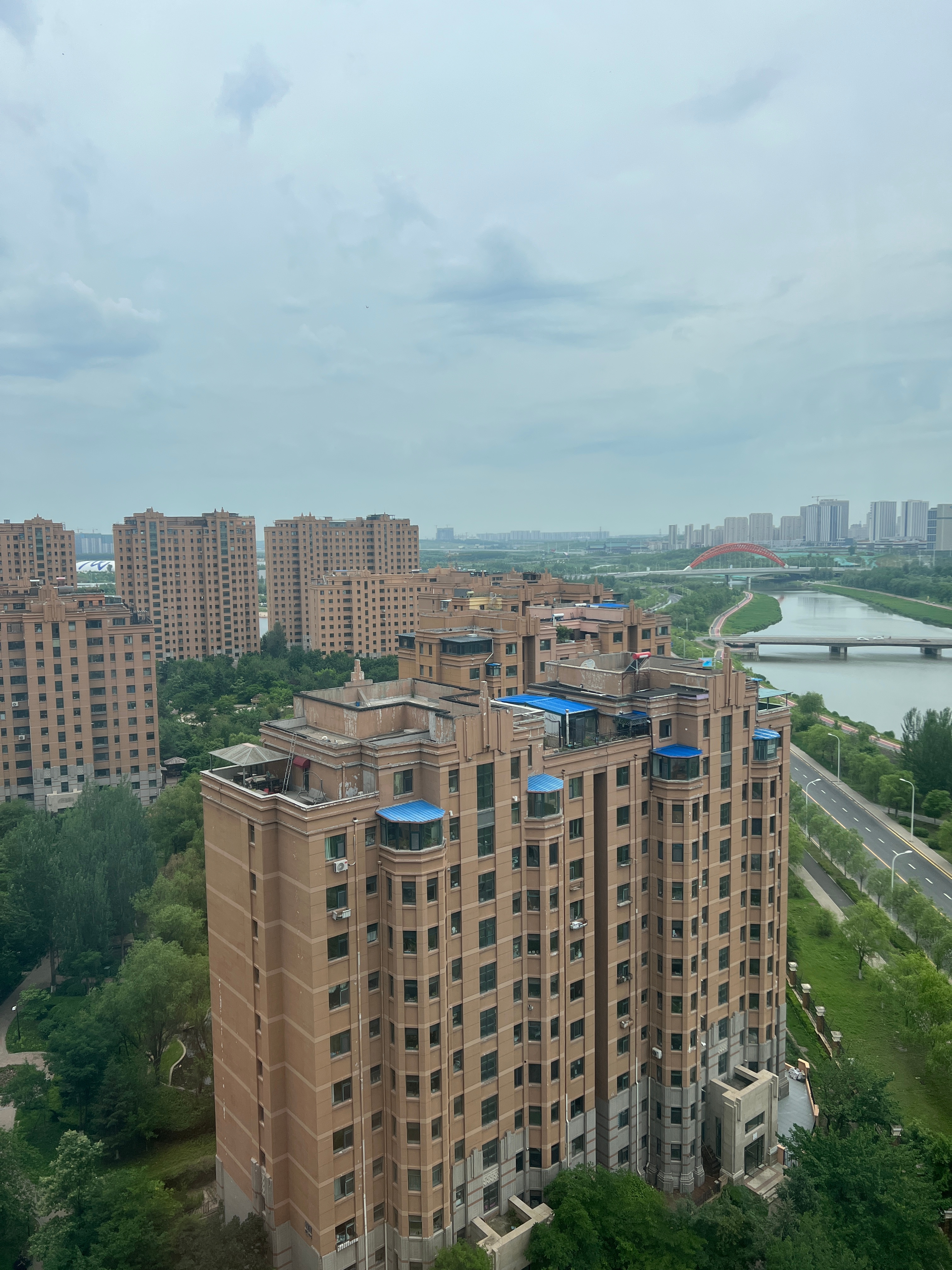 今早终于睡了个懒觉，原以为是老二没碰我老爸没喊我，结果是发烧了，这是怎么回事！ 