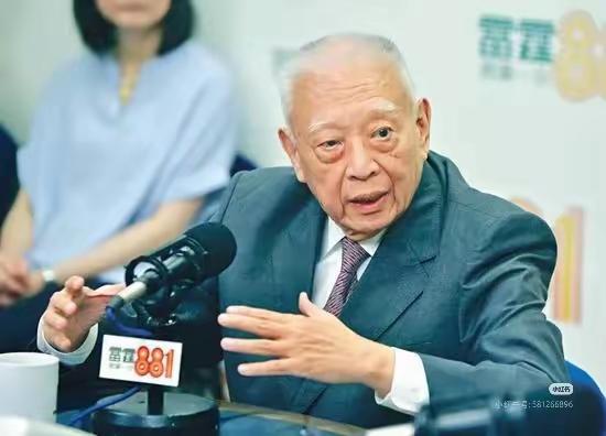 董老离开人世了，
最伤心的就是他相濡以沫的妻子。
​两人年少相识、异國相知，一路