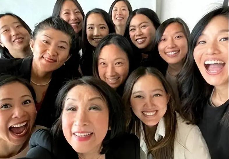 很多国人都不清楚一件极具讽刺的事：不少在美华裔反倒成了美国误读、低估中国发展的关