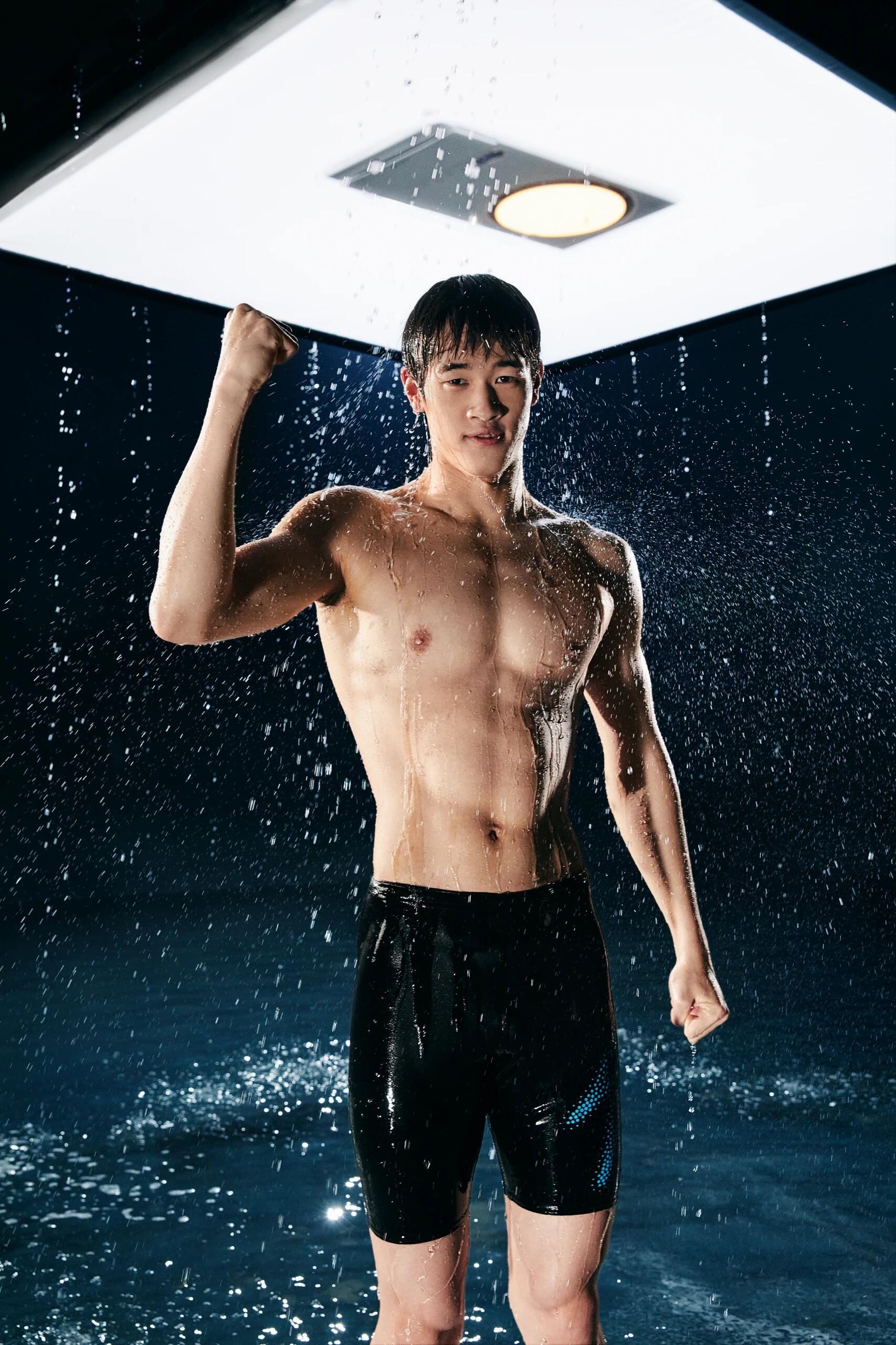 去年的拍摄花絮 拿着一排ad钙奶等着潘展乐