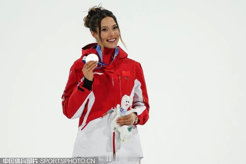 2026年米兰冬奥会自由式滑雪女子大跳台决赛中，谷爱凌以179.00分排名第二。