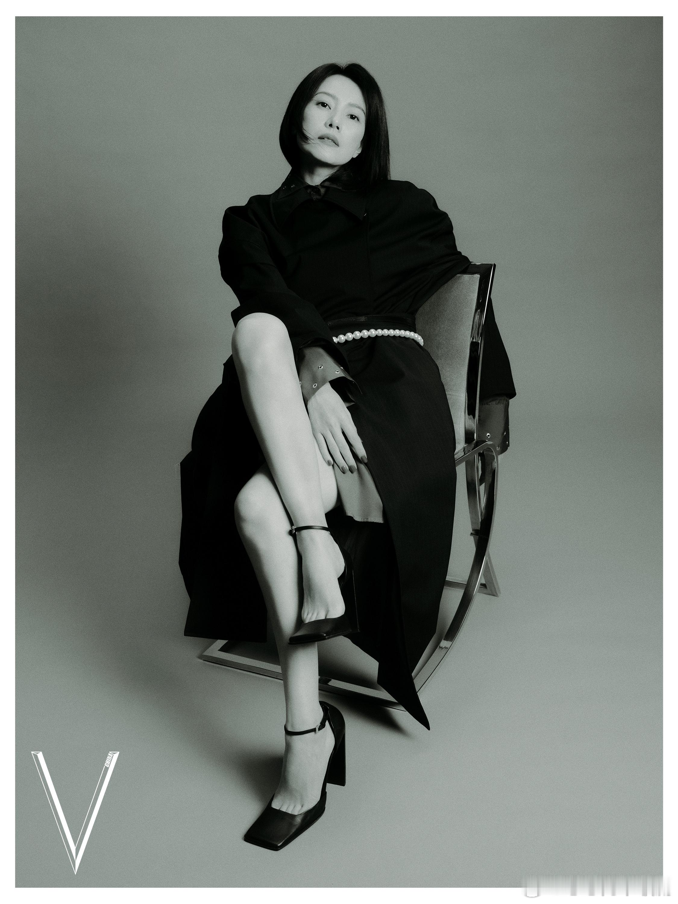 V中文版十二月刊封面高圆圆也太抗打了！随便涂个口红就开拍，状态好到发光，气质绝了