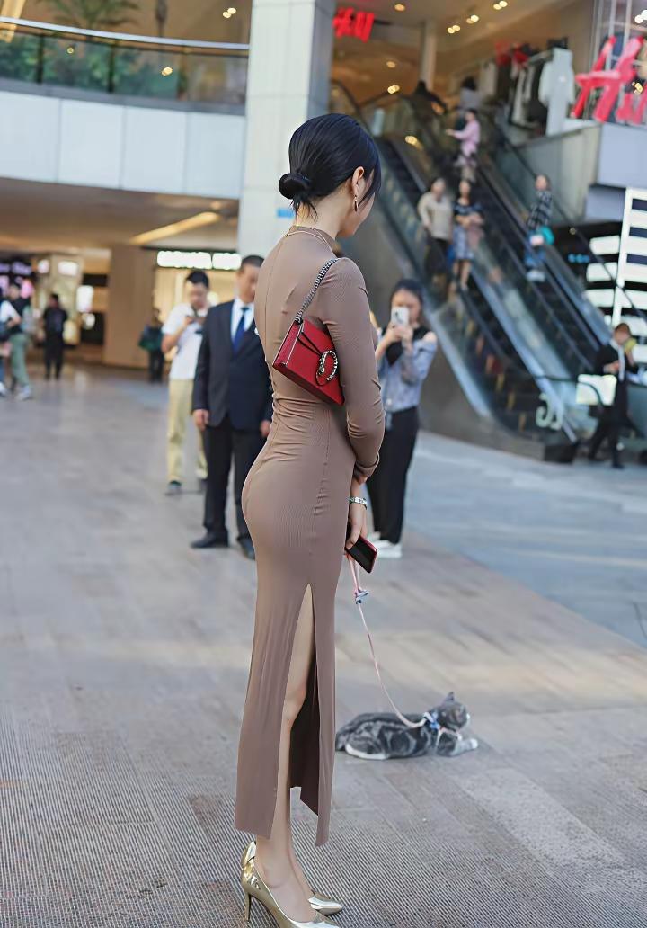 看到这画面
才知晓
何为韵味
何为中国古典美
花瓶般端庄大方
东方气质美人
东方