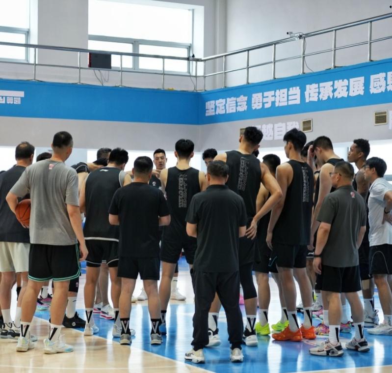 这几年夏天，总有个小热身，北京首钢男篮今天启程前往四川雅安石棉县，参加2026年