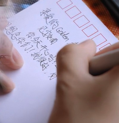 我不知道这个人还要萌成啥样 给golden来财写了信 “你今天开心吗？很想念你们
