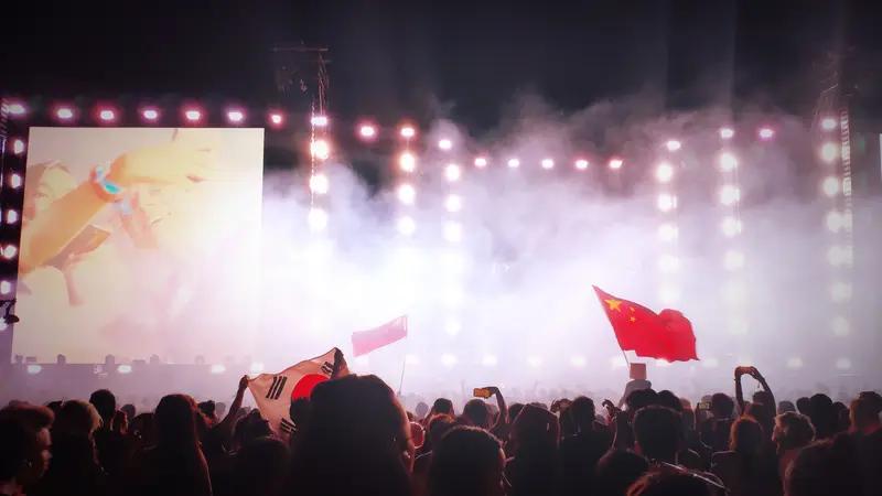 最近低保家庭女孩出境看演唱会的新闻爆火网络，我吃顿饭花10块钱都心疼，还没混上低