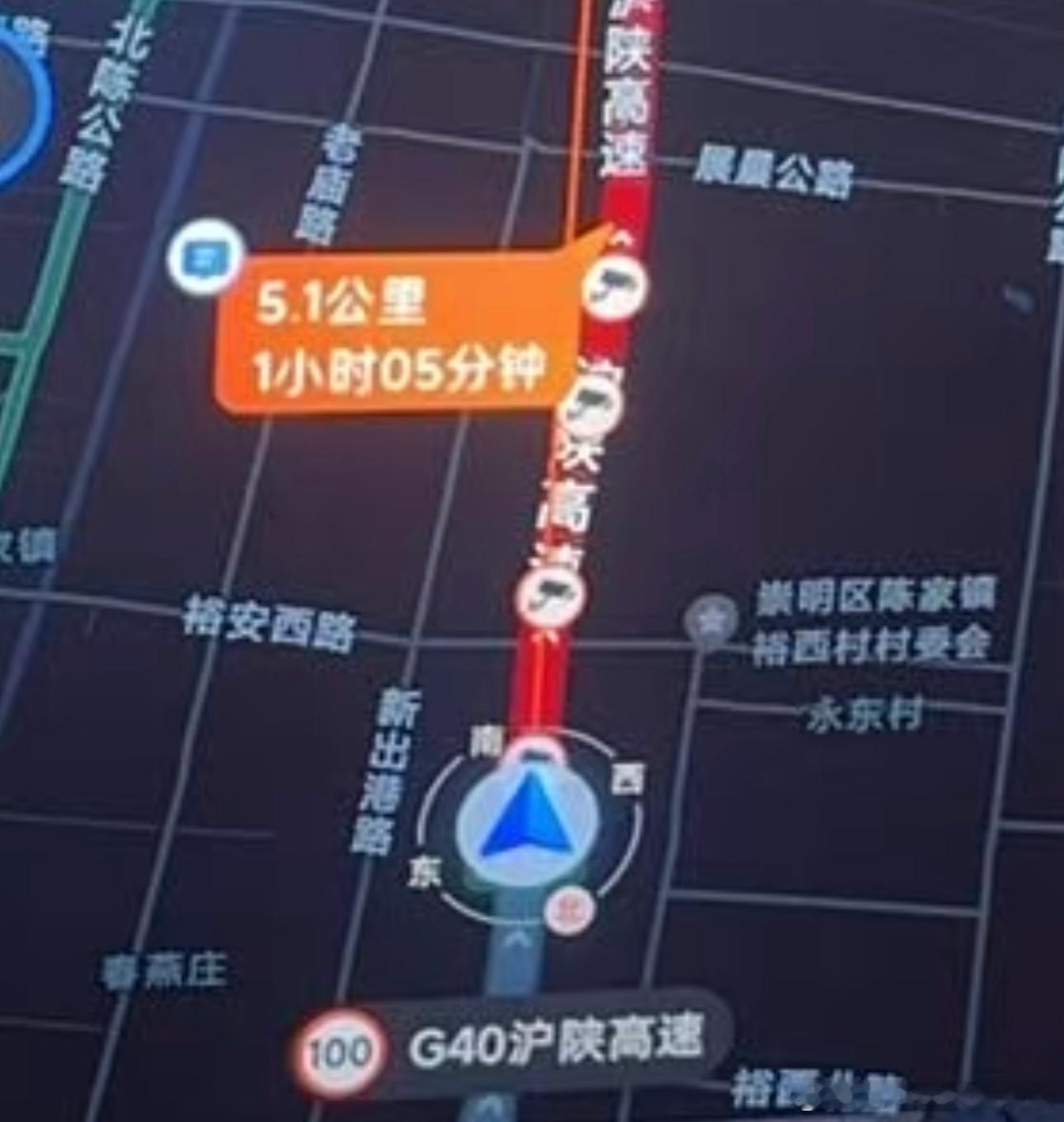 半夜出发的大聪明全堵在高速上了高速 大家都想着趁着最后一波高速免费，结束，大家都