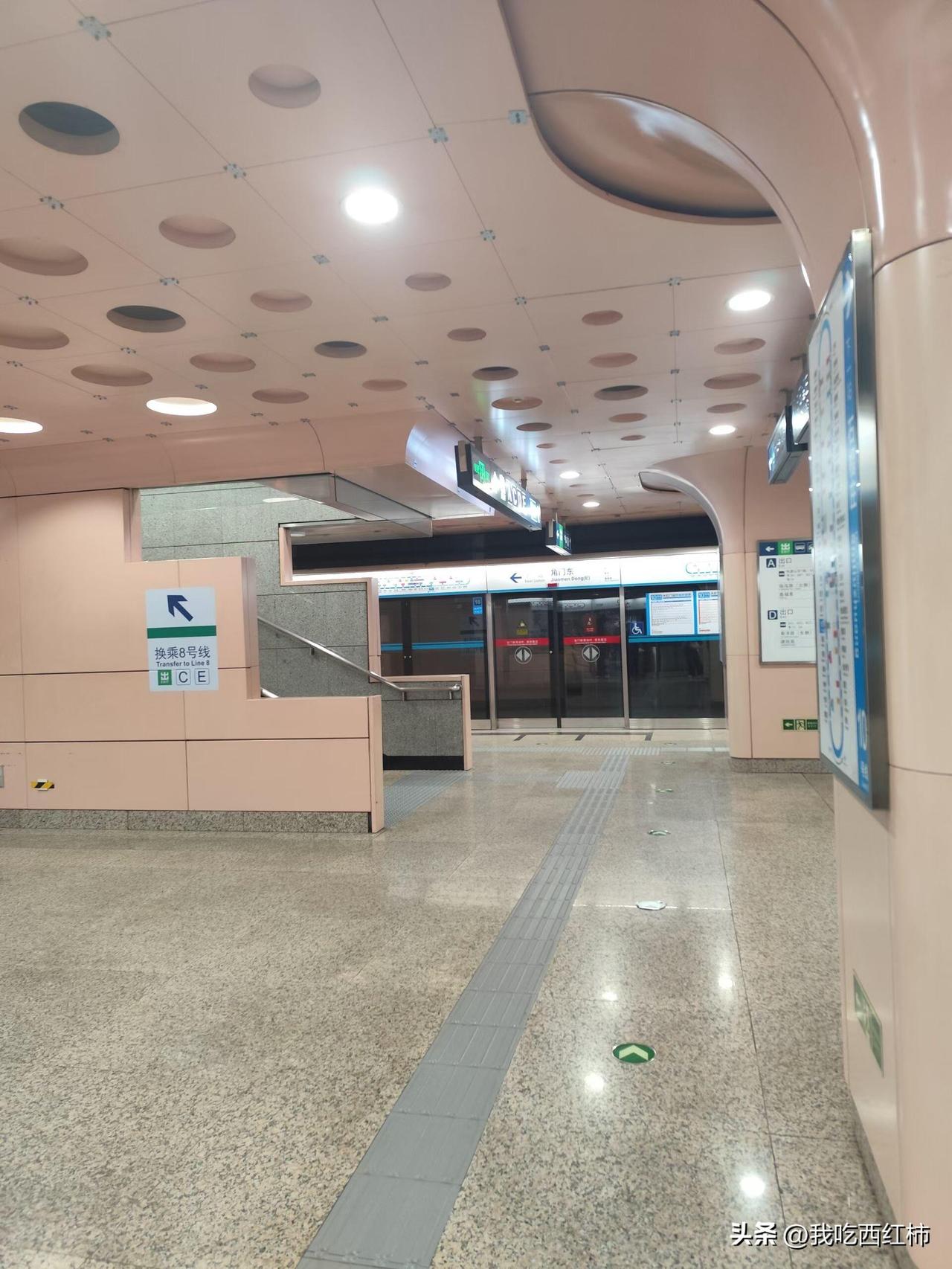 今天在地铁上，看到一个四五十岁的男士拍一个小姐姐的照片，一开始我以为他们认识，后