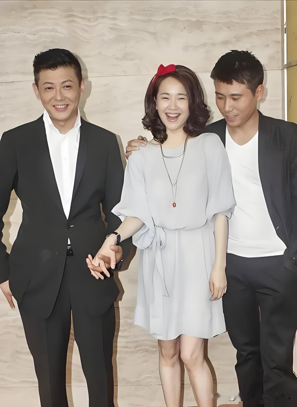 李乃文平时饰演过很多风格的角色，戏路宽，没想到线下跟明星们一起参加活动时，变得低