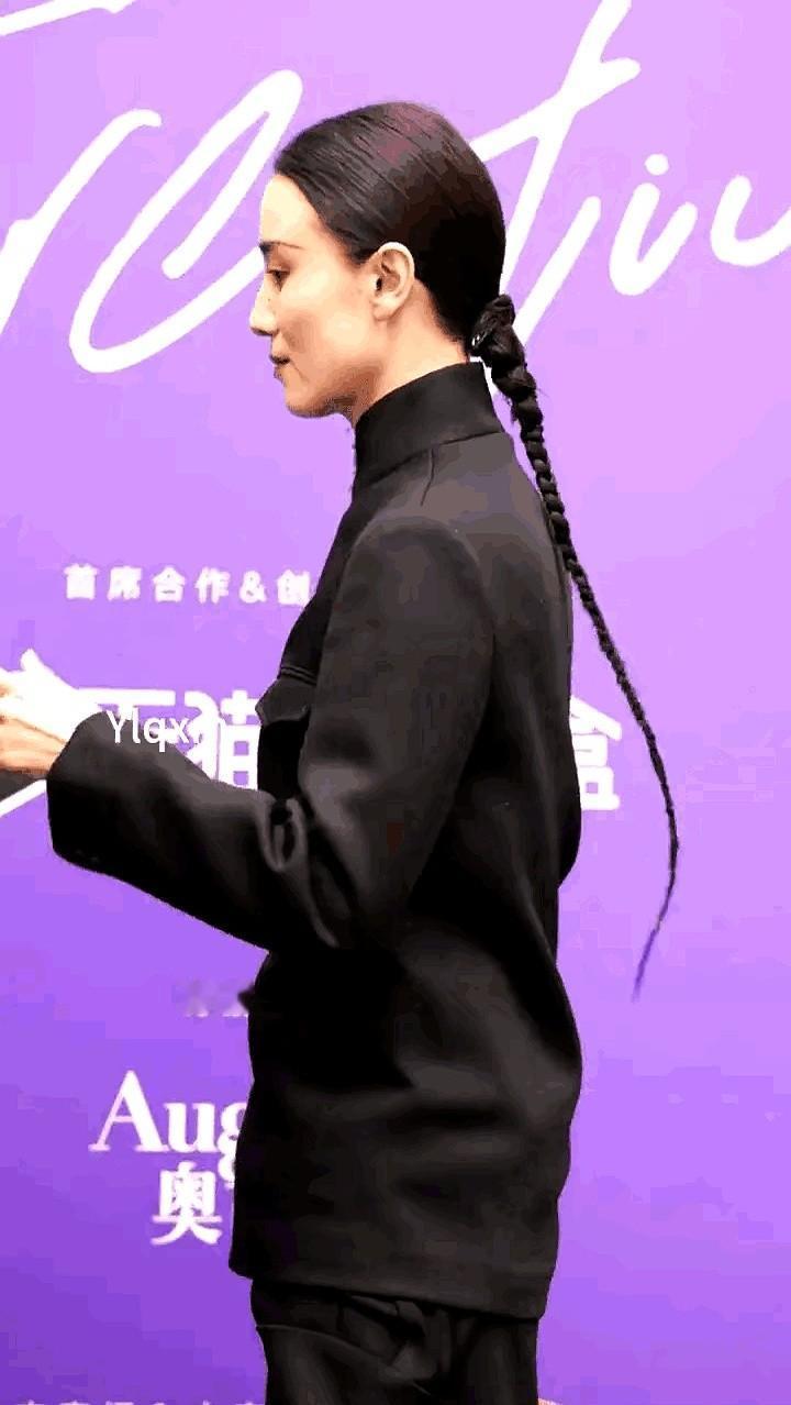 宋佳这身“宋爷”造型，直接杀疯了！

她梳着细细的长辫子，穿一身立领中式黑色套装