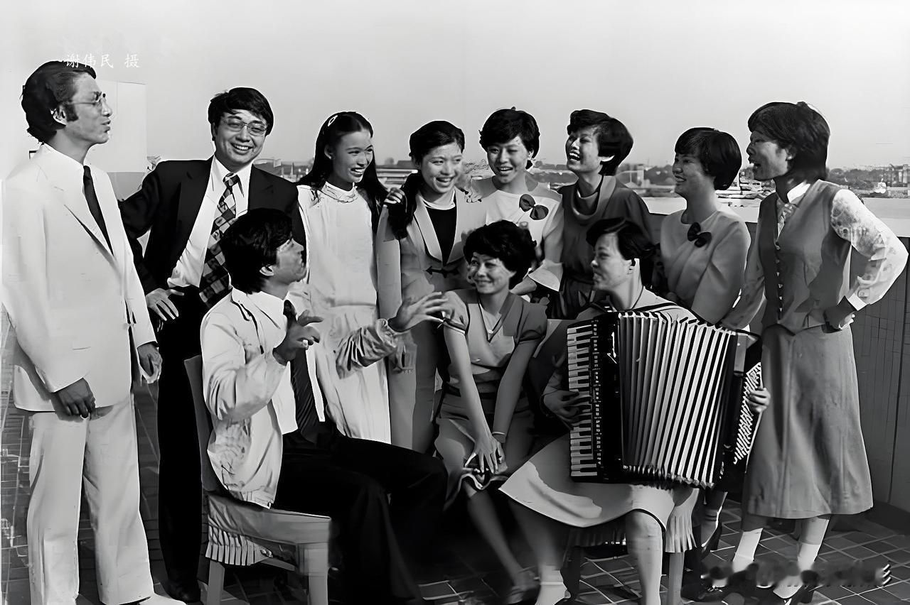 41年前，充满时尚气息上海青年男女
 谢伟民老照片  1984年年5月25日，上