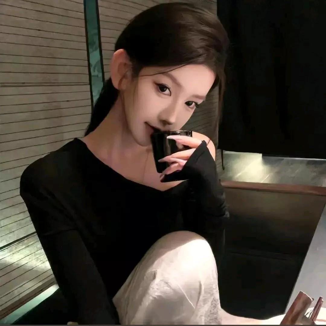 夜色中，一杯咖啡，宁静的夜晚