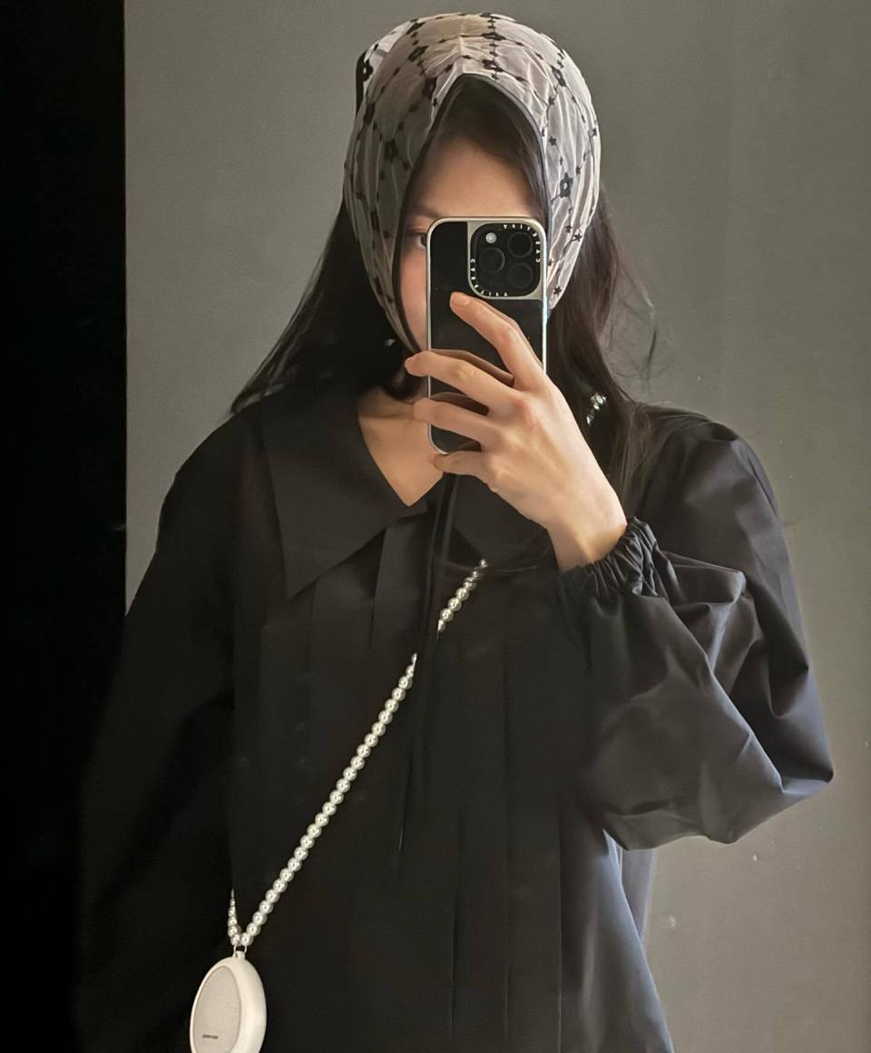 jennie最新ins更新，走的是富贵公主风。 ​​​