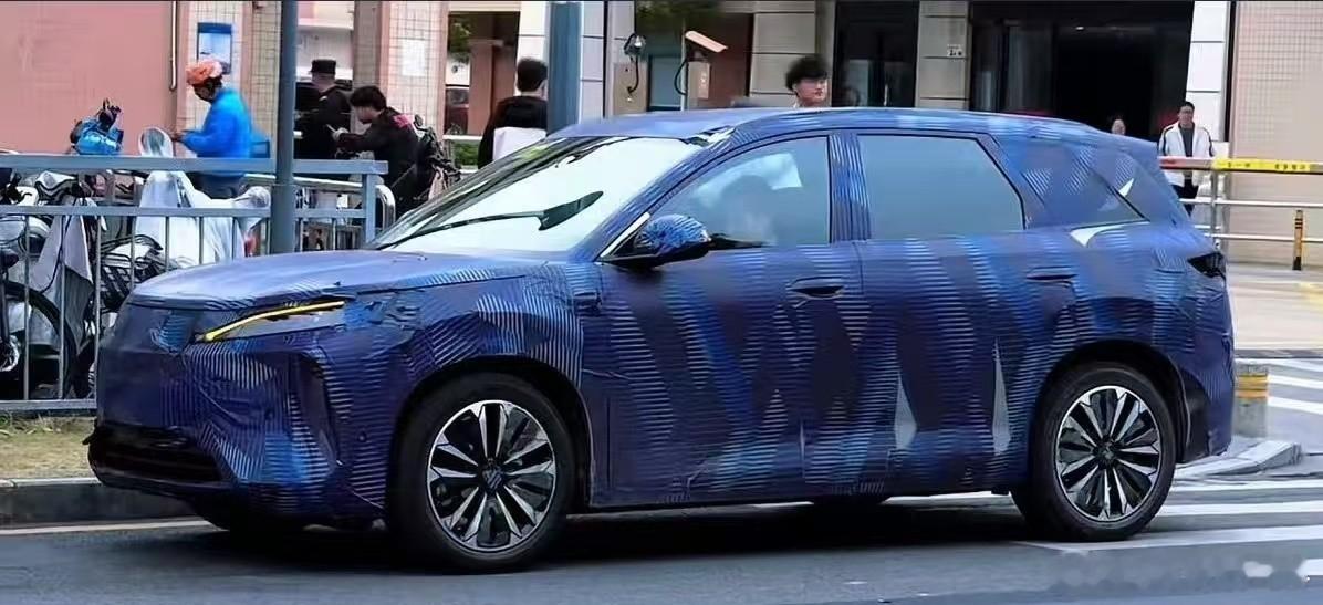 比亚迪元 家族要迎来新成员了，没那么神秘，但新东西不少之所以不太神秘，从车身造型