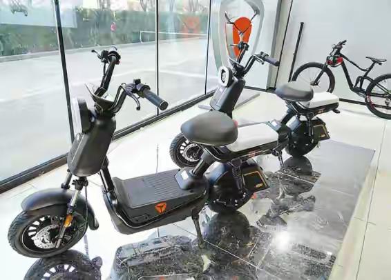 12月1日起旧国标电动车全面禁售，可现在竟出现“零公里二手车”的骚操作。部分经销