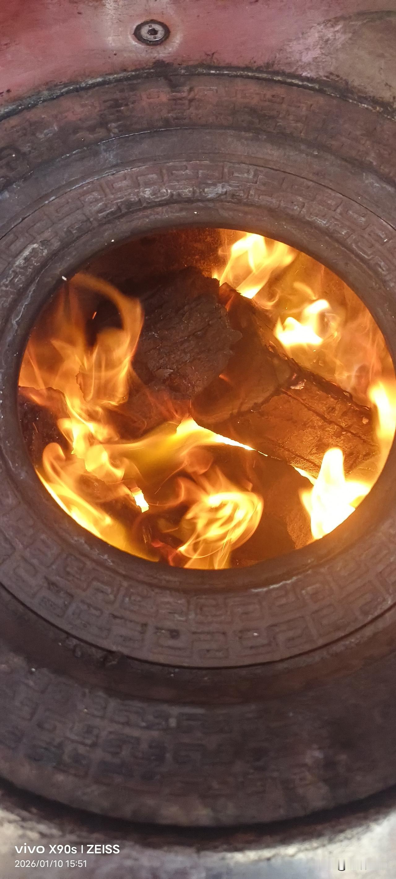 如果还想省钱，你就得勤快些，到路边去拉一些枯木回来锯成段。尤其做饭需要大火，多加
