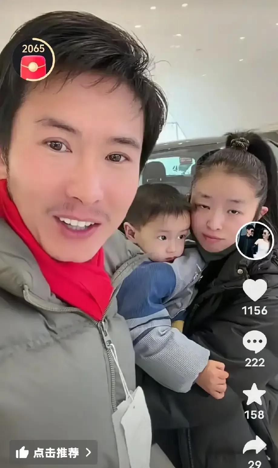 韩玉成刚办完婚礼就被拍到拉着前妻吴姐和孩子逛奥迪4S店，销售还递合同，网友直呼画