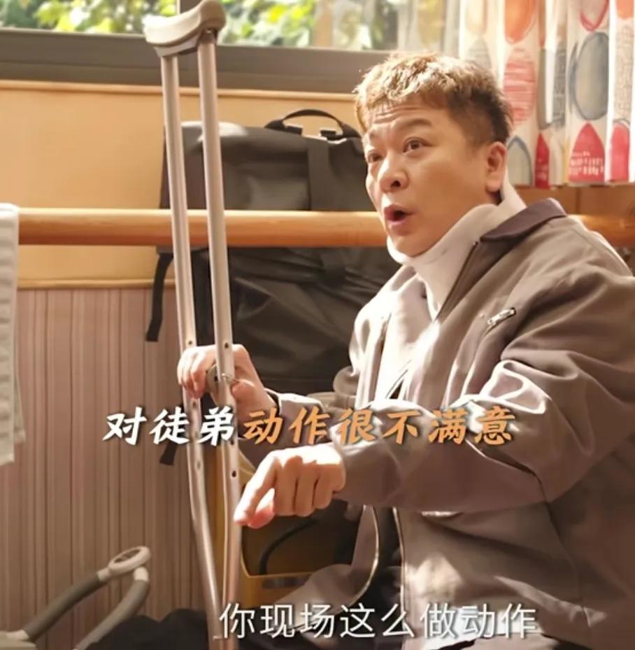 《好运家》罗文聪：旋风腿
罗文聪（于毅）受伤了，所以需要指导徒弟练习，但是徒弟一
