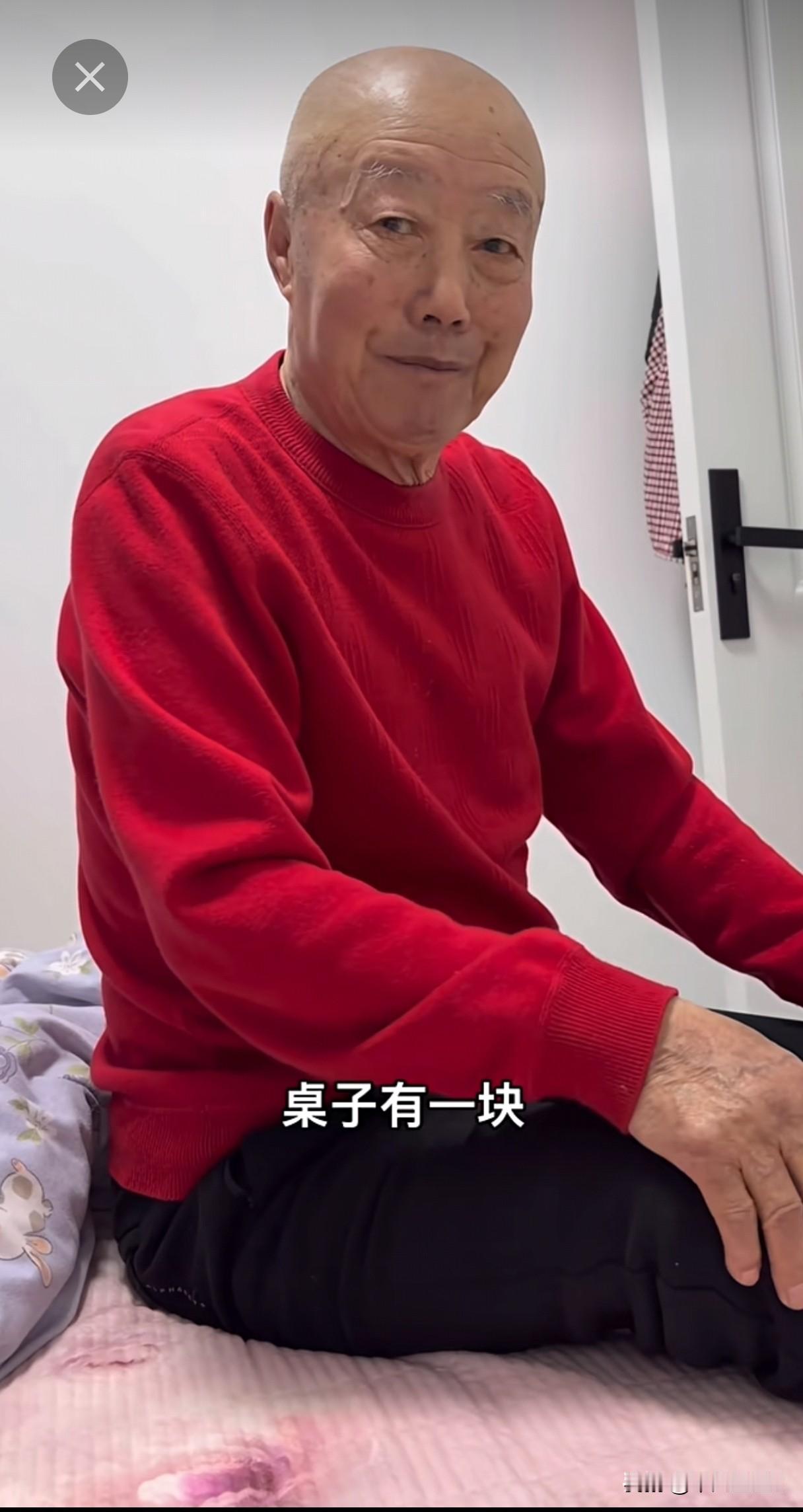 可爱的老人已八十多岁，患上了阿尔茨海默病，记忆仍停留在粮食匮乏的时期，总担心没粮