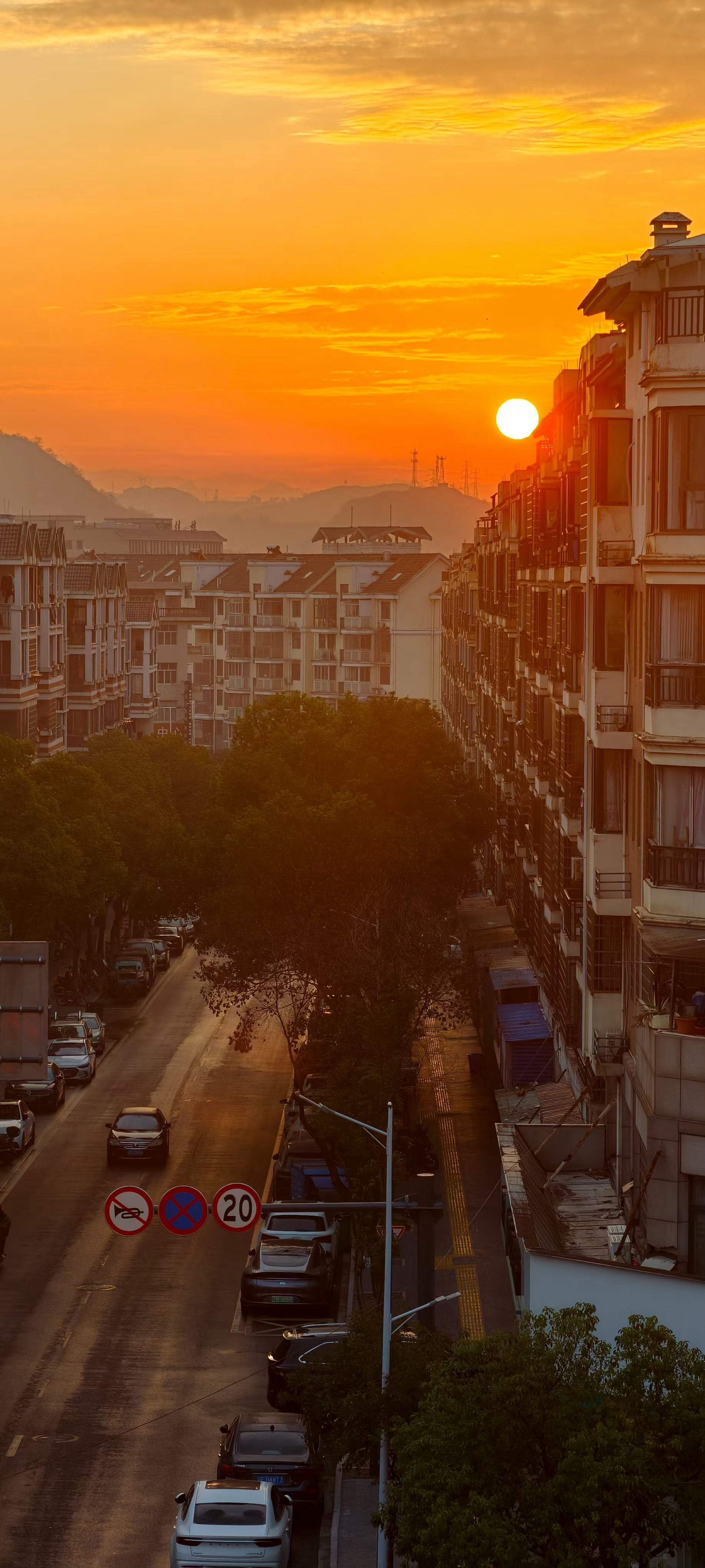 一段发人深省的话：“你以为的退休生活是自由，结果只是换了个牢笼。麻将桌是牢笼，娃