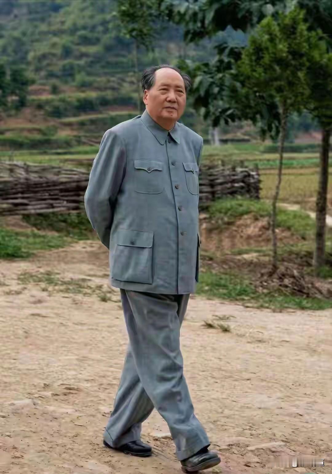人民领袖毛主席一生心系人民，一切为了人民，因而深得人心、万民拥戴 。
