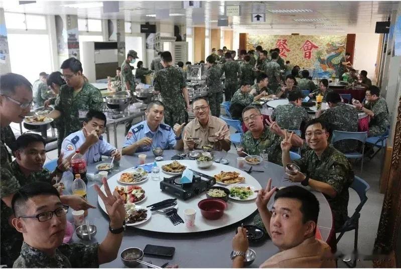 为了增强战斗力，台湾军队要开放饮酒了！
这是台湾军方热议的话题，就是台湾防务部门