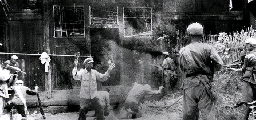 1950年，骑兵第五师侦察连，将300多名土匪围在山谷，连长下令：“准备射击！”