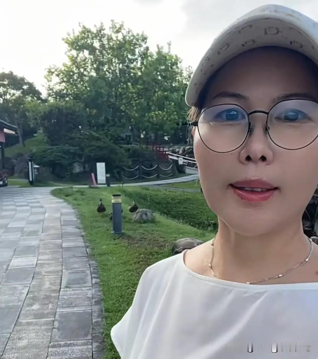 大S与汪小菲的一对儿女箖箖和玥儿临近开学，后妈马筱梅（Mandy）近日因一个暖心