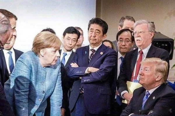 经典画面，折射算计！特朗普是德裔美国人，日尔曼犹太血统摆在脸上，一副强势而蛮横。