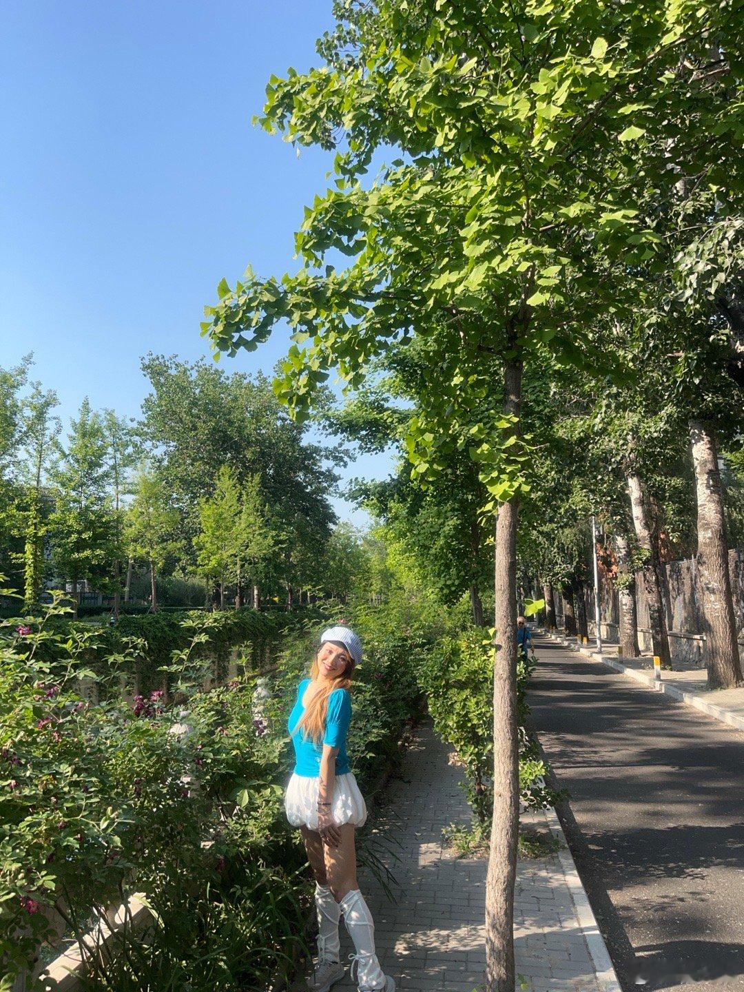 一个灿烂的初夏午后，准备去圆明园跑步，顺便探寻一下北大附近的书店，长长的河边小路