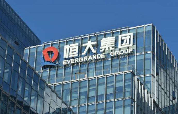 恒大从香港彻底退市了，但是它背后欠下的两万亿巨额债务怎么办？

其中有九千亿是拖