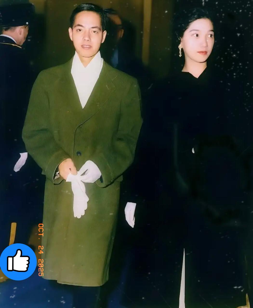 李政道与夫人秦惠䇹的合影
穿着60年前的绿色大衣
如今看来依旧很有味道……

要