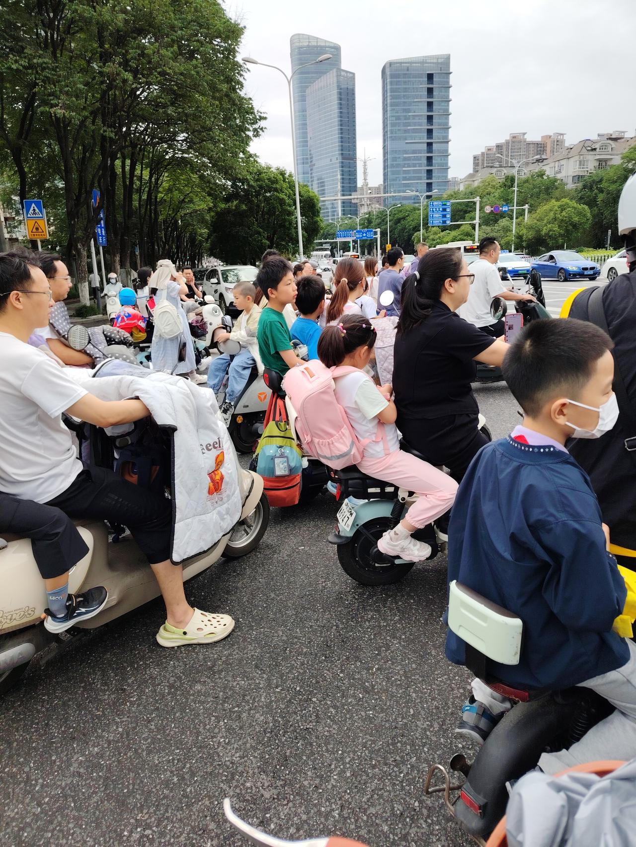 接送孩子上学的“大军”
2026年5月26日拍摄于武汉光谷大道