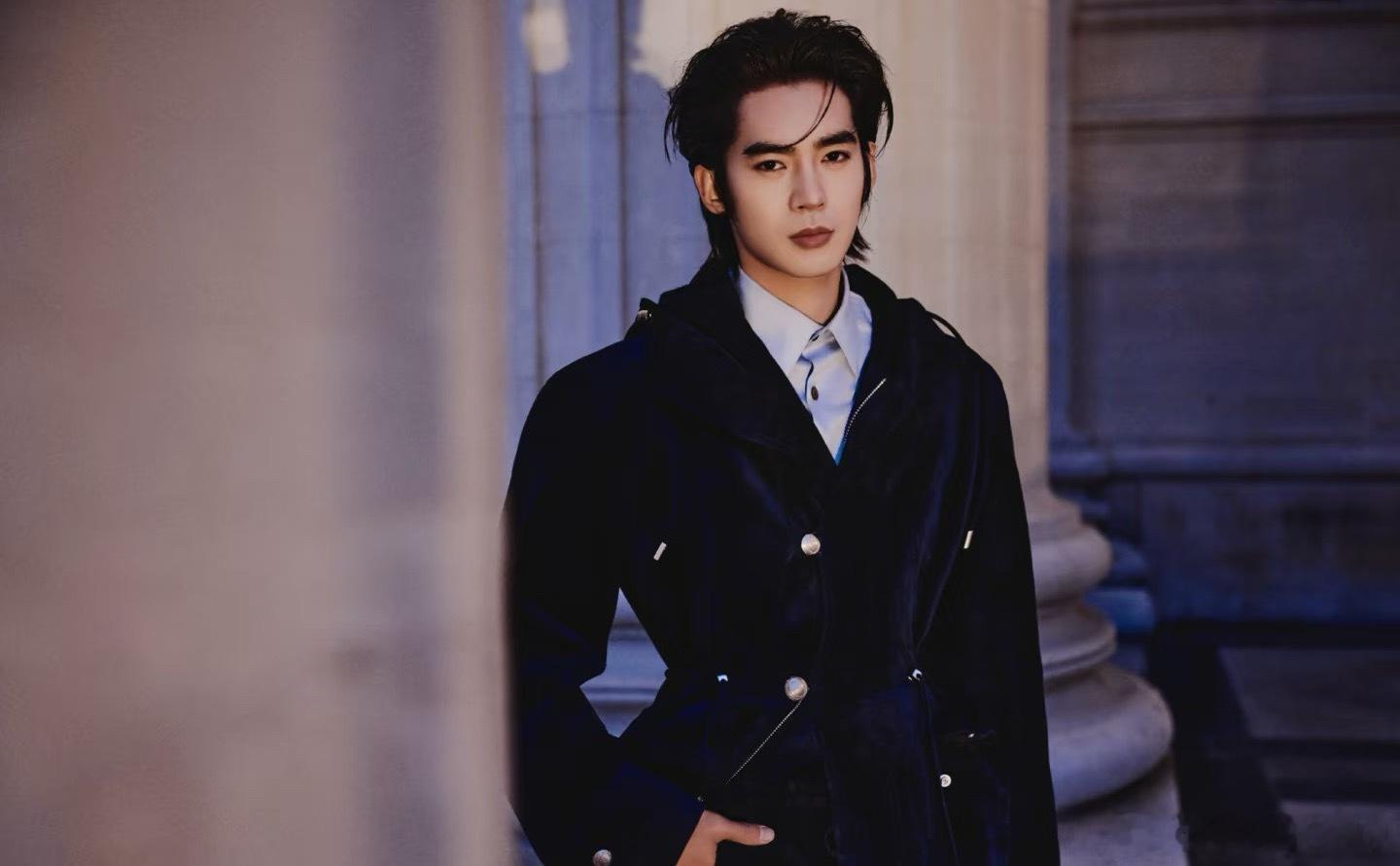 于适 法国文学走出的男神 巴黎夜幕之下，于适身着蓝色束腰大衣，手捧花束，宛如矜贵